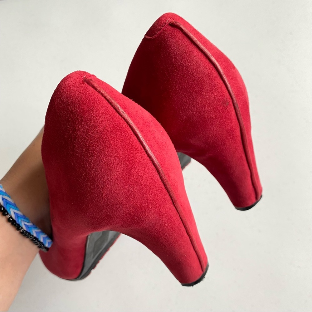 TSUBO Size 10 (fits like 9.5) Cherry Red Suede Leather Pointed Toe Classic Pump - Picture 5 of 6